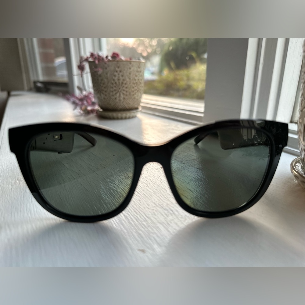 Bose cat eye sunglasses with Smart Audio, Bluetooth
